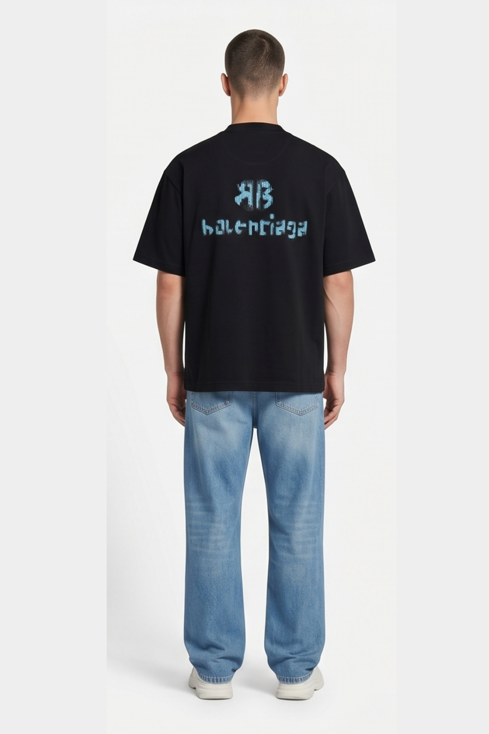 T-Shirt Balenciaga Practical style combining comfort and everyday elegance.